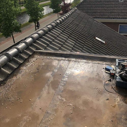 Een oude dakkapel met lekkages Een oude dakkapel in Hilvarenbeek