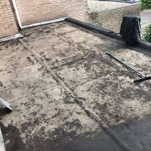Schoonmaken van een plat dak in Hilvarenbeek Schoonmaken van een plat dak in Hilvarenbeek
